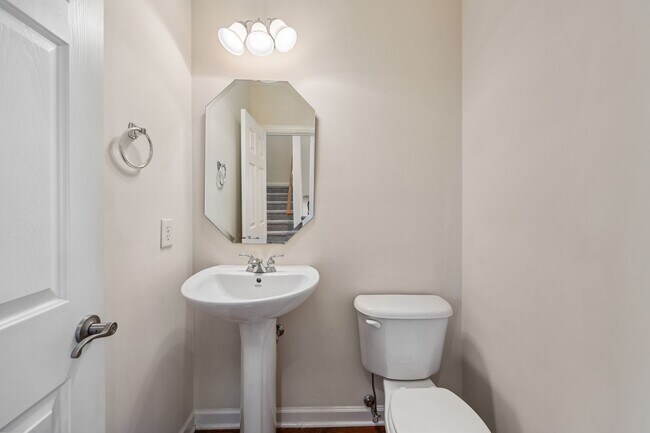 Building Photo - Olde Raleigh Stunner! 2 Primary Suites! Flexible move in date!