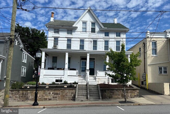 Building Photo - 431 Main St