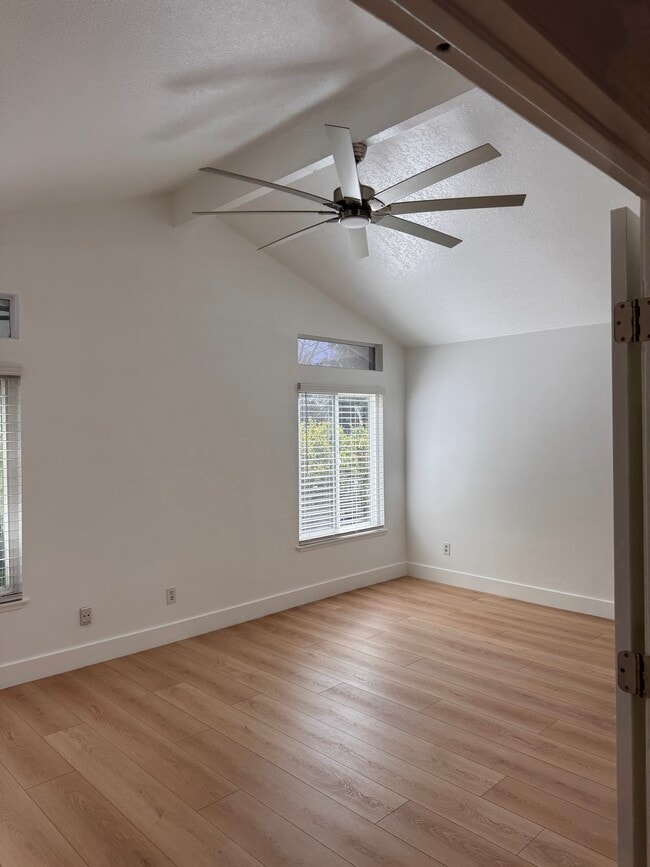 Building Photo - 23940 Vía Rosa Linda