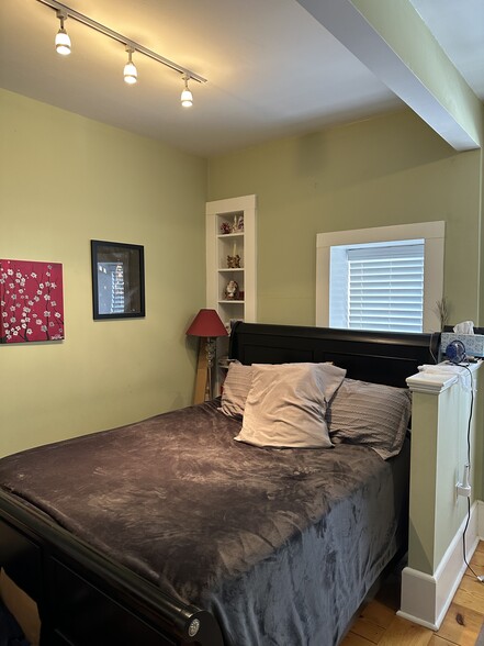 Building Photo - 61 Putnam St