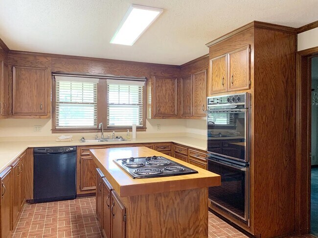 Building Photo - 600 Garrison Rd