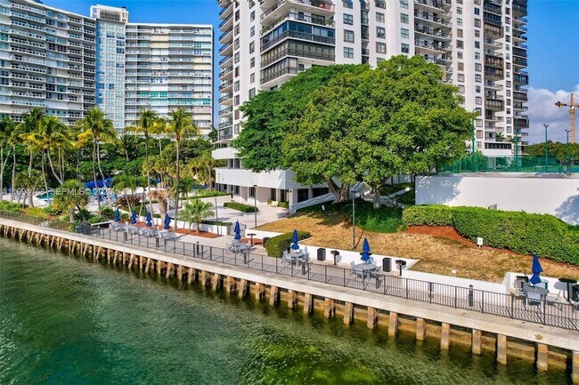 Building Photo - 2333 Brickell Ave