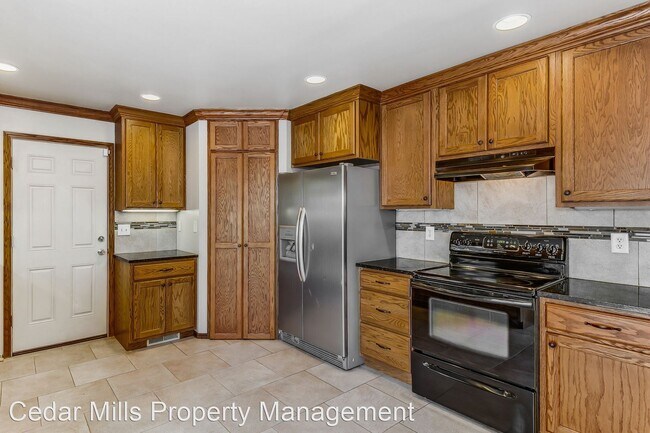 Building Photo - 4 br, 3 bath House - 1107 E. Oakwood Ct.