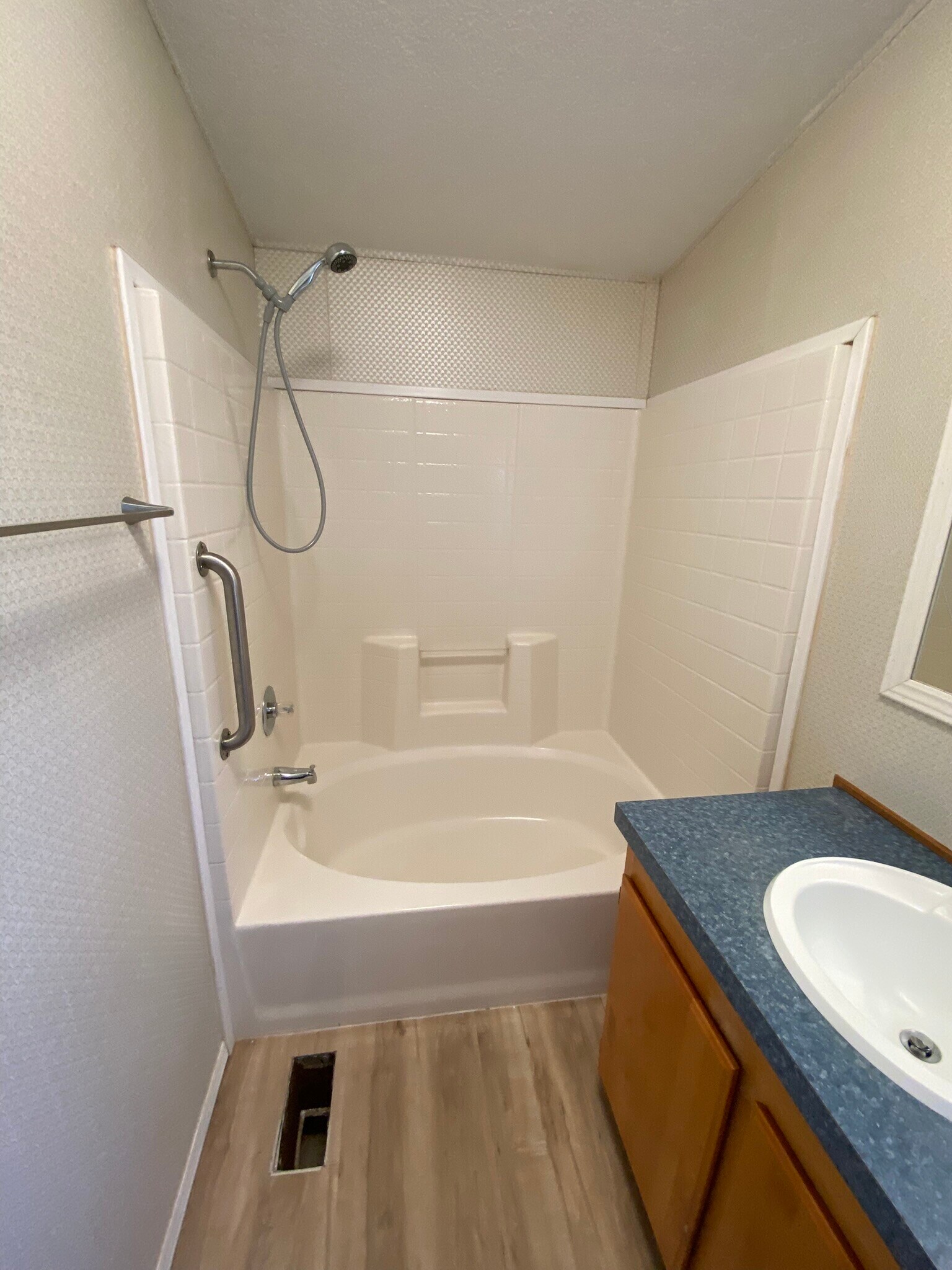 Large Garden Tub - 900 N 8th St
