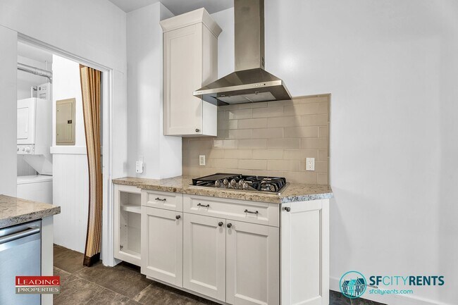 Building Photo - Noe Valley: Top Floor Condo w/ City Views, Garage Parking & W/D in unit