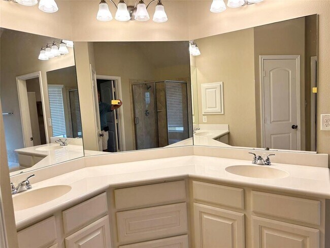 Building Photo - 5526 Stoneridge Ct