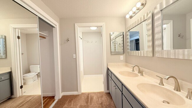 Building Photo - 750 N Paradise Valley Ct