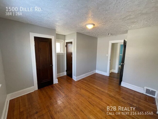 Building Photo - Beautiful and Newly Renovated Single Famil...
