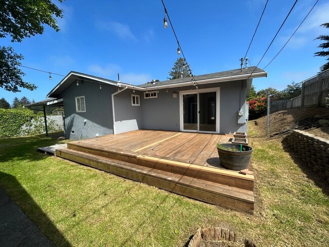 Building Photo - Sunny and Spacious 3/2 With Large Yard and...