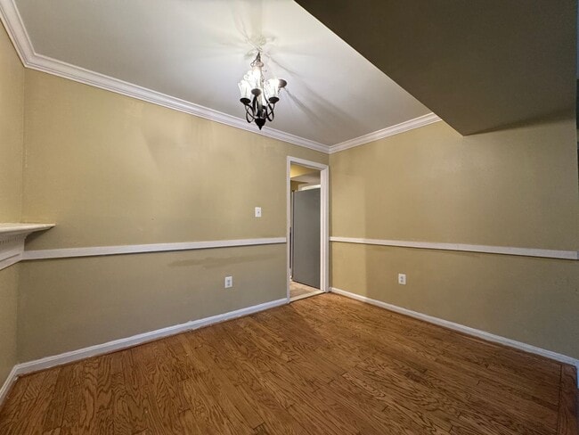 Building Photo - Spacious 3 Bed 2.5 Bath Townhome In Beautiful Sudley