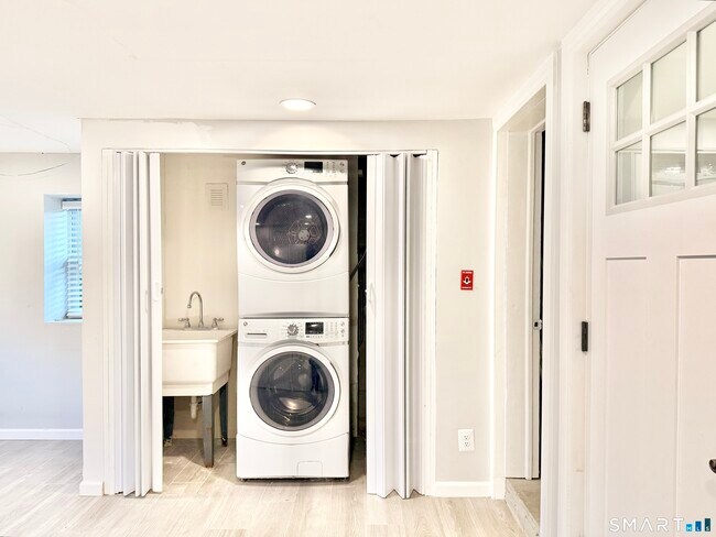 Building Photo - 36 Center Dr