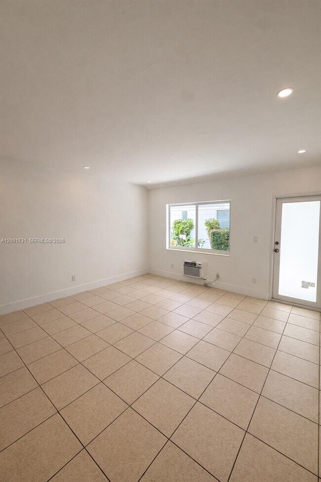 Building Photo - 935 Bay Dr