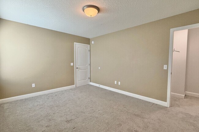 Building Photo - AVAILABLE NOW! (Pet Friendly)