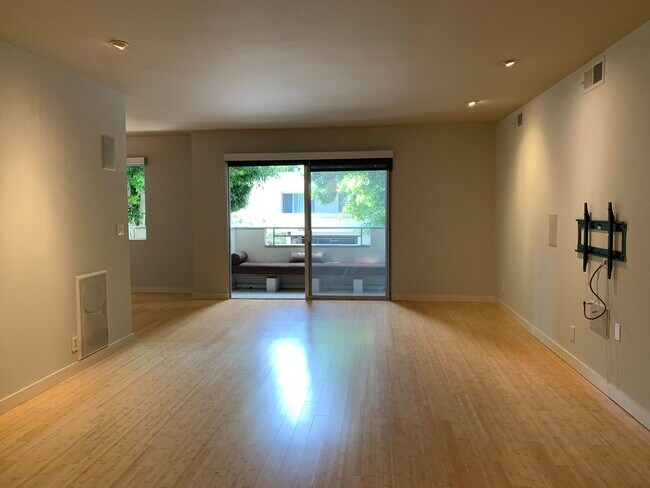 Building Photo - 1250 N Kings Rd