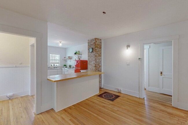 Building Photo - Two Bedroom One Bath home or sweet little ...