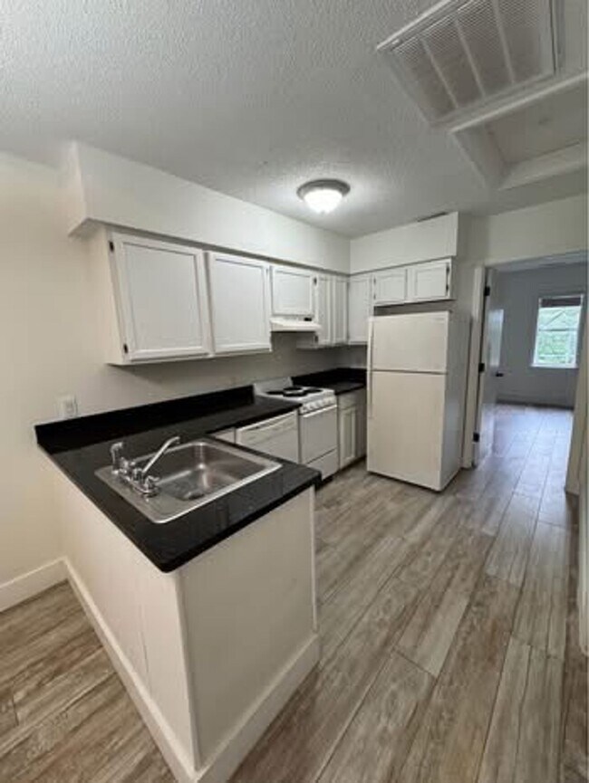 Building Photo - Large One Bedroom Across from the Beach in...