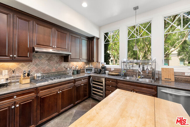Building Photo - 6241 Crescent Park W