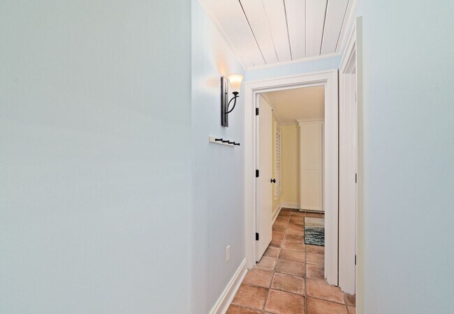 Building Photo - Stylish City Living in Historic Charleston