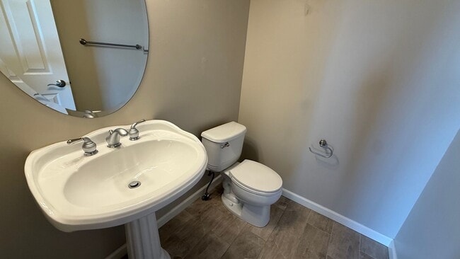 Building Photo - West Side 3 Bed/2.5 Bath Townhouse Condo. Available NOW!