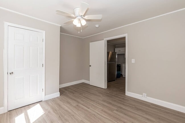 Building Photo - Two Bedroom Home!