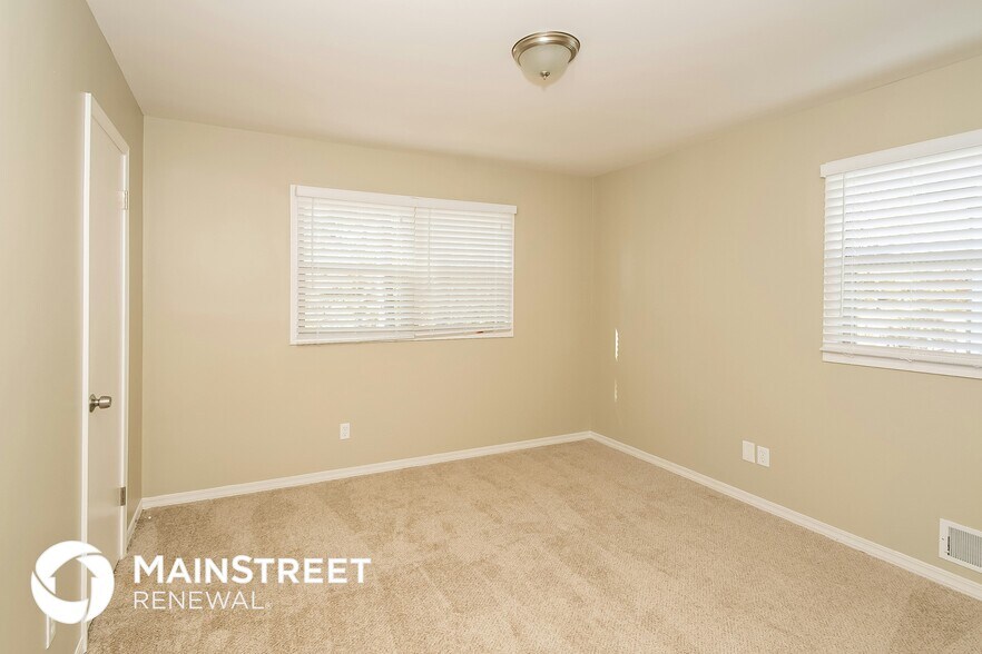 Building Photo - 1525 Pine Tree Dr
