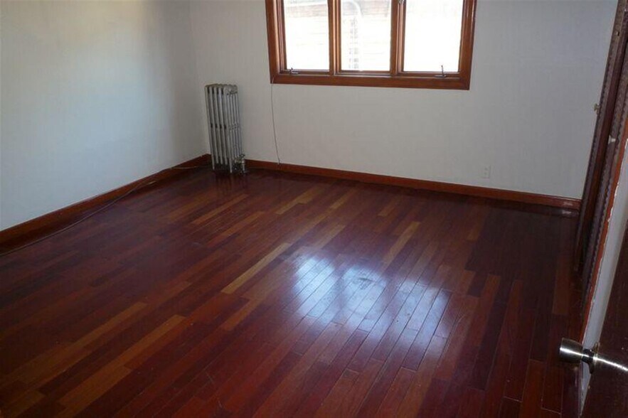 Building Photo - 569 Main St