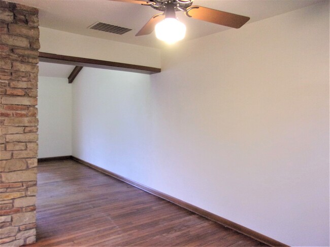 Building Photo - 3 Bed 1 Bath 2 Car in NW Oklahoma City Rob...