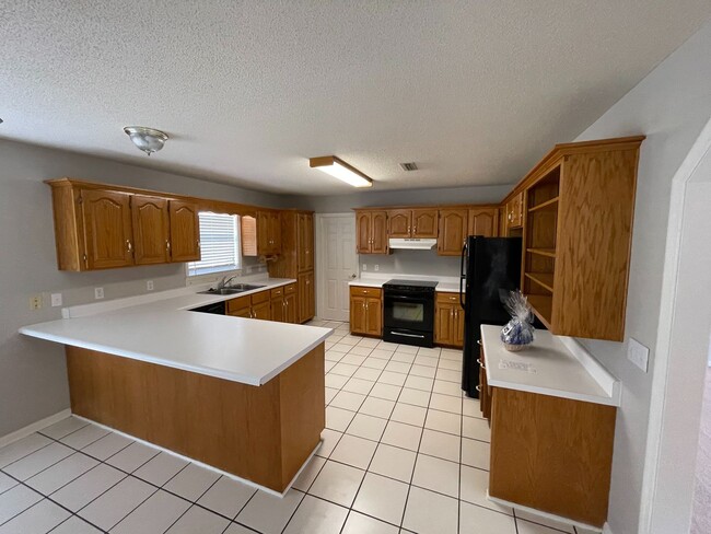 Building Photo - Oak Lake Estates - Pool w/Pool Care Included!