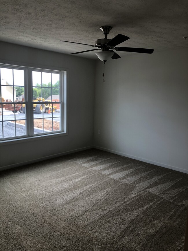 Building Photo - Top Floor One Bedroom Garden Apartment