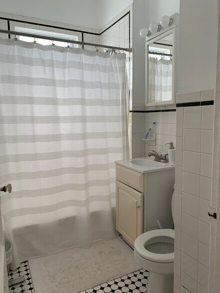 Building Photo - 16 Falkland St