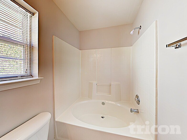 Building Photo - 1111 Rolette Ct