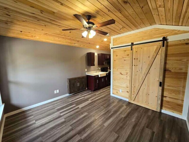 Building Photo - Cozy Cottage in West Batesville