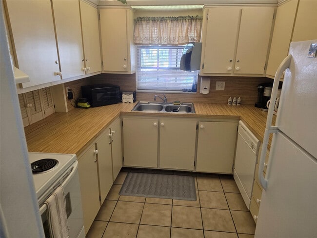 Building Photo - 251 S Cypress Rd