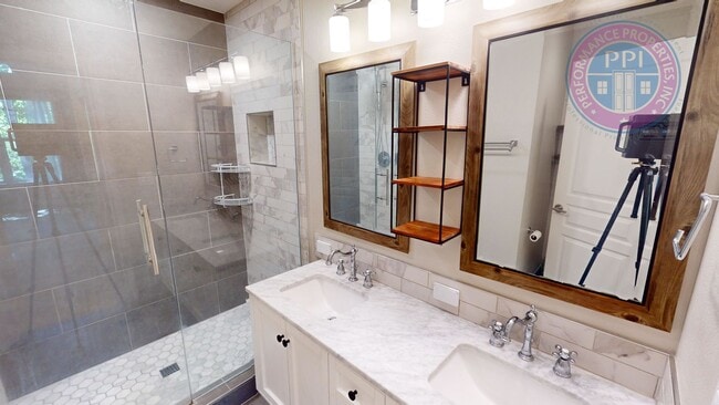 Building Photo - Stylish Townhouse, Luxury Amenities Throug...
