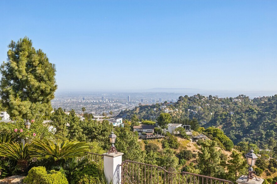 Building Photo - 2411 Mount Olympus Dr