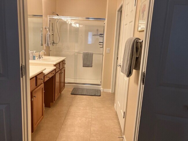 Building Photo - Charming, fully furnished, single-story re...