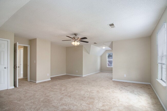 Building Photo - 4 Bedroom 2.5 Bath House
