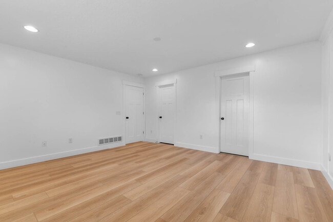 Building Photo - 196 E Water Ln