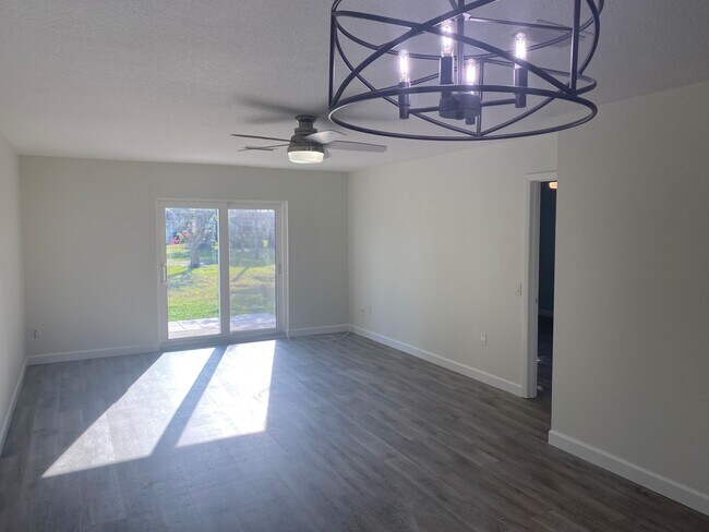 Building Photo - 630 Park Cir