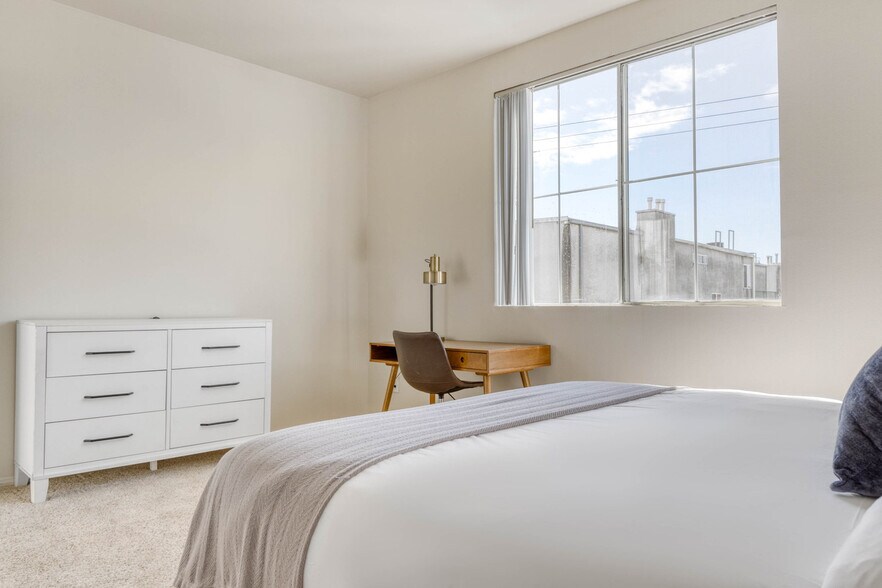 Building Photo - 1561 S Barrington Ave