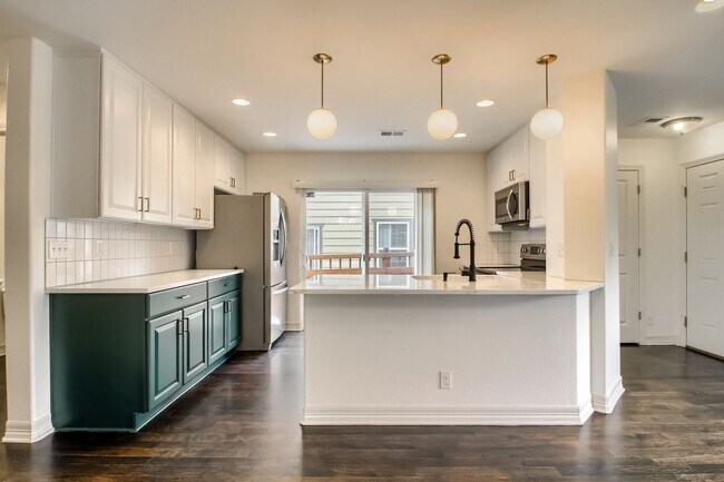 Building Photo - Beautiful 3 bedroom townhome in Central Pa...