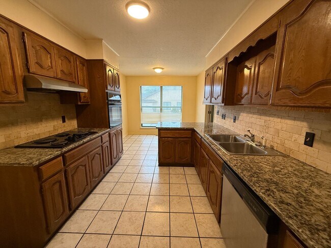 Building Photo - Huge Master Suite, culd-du-sac, Jenks Scho...