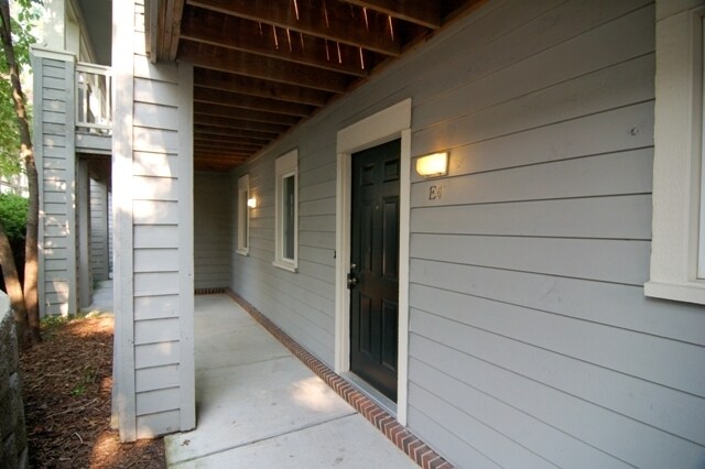 Building Photo - Mill Creek - Updated 2br 2ba garden-style ...