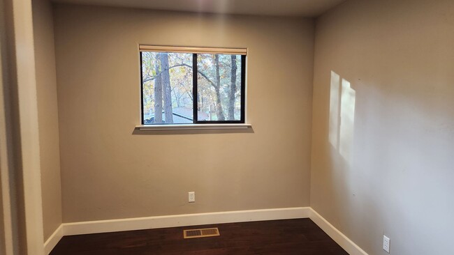 Building Photo - Large 1 bedroom 1 bath with huge office space