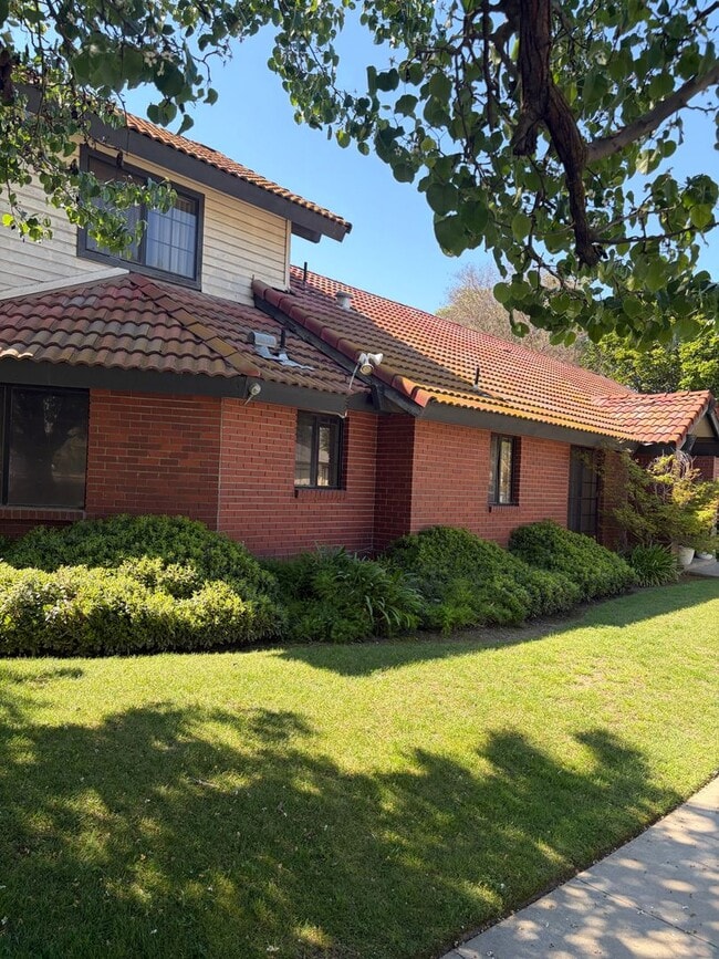 Building Photo - Exceptional 3 bedroom plus Loft or 4th bedroom