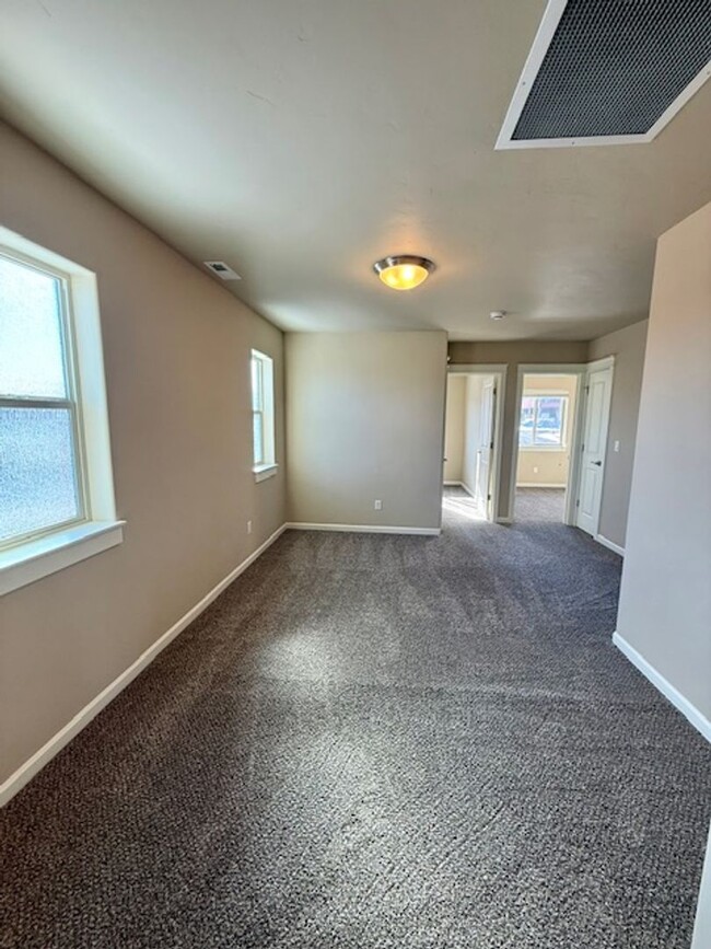 Building Photo - Lovely End Unit 3 Bedroom Townhome!