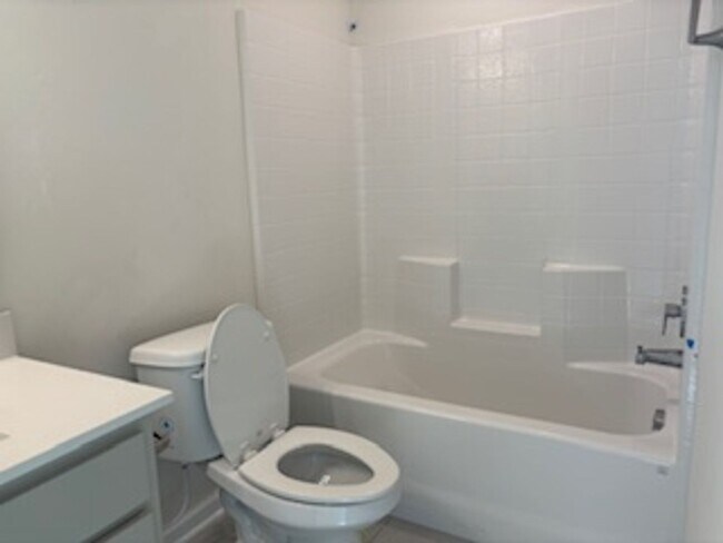 Building Photo - First month Free! NEW NEW NEW!