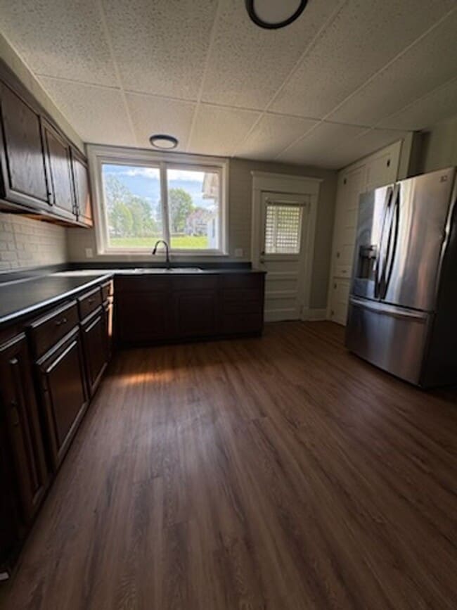 Building Photo - 515 Wallis Ave