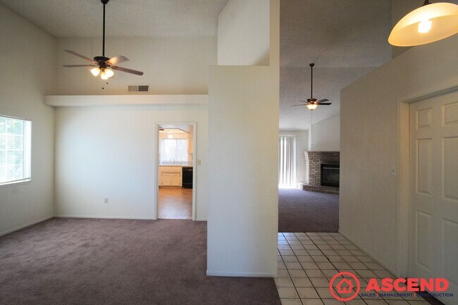 Building Photo - Lovely Home In Southwest Bakersfield!