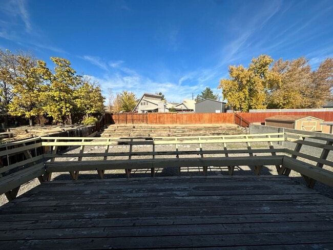 Building Photo - 3 Bedroom 2 Bathroom Home available to ren...